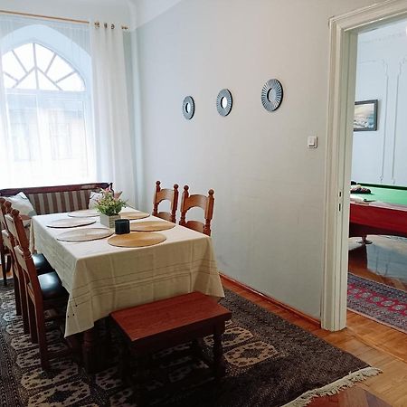 Unique Spacious Classic 3 Bedroom Midtown Apartment ! Billiard Room ! Riga Exteriör bild