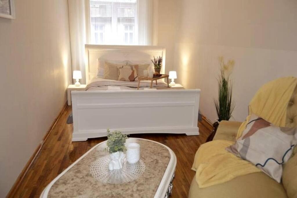 Unique Spacious Classic 3 Bedroom Midtown Apartment ! Billiard Room ! Riga Exteriör bild
