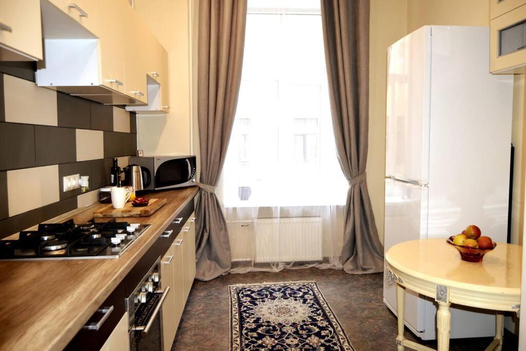Unique Spacious Classic 3 Bedroom Midtown Apartment ! Billiard Room ! Riga Exteriör bild