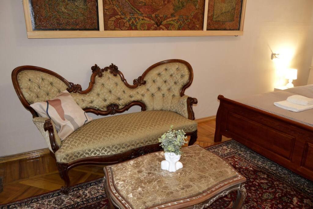 Unique Spacious Classic 3 Bedroom Midtown Apartment ! Billiard Room ! Riga Exteriör bild