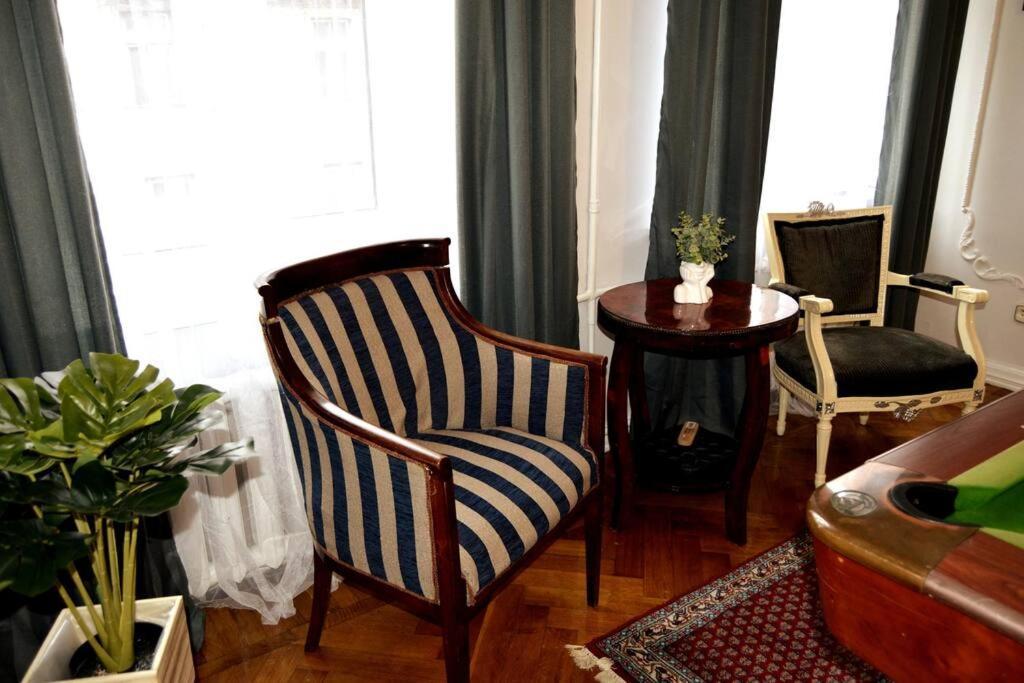 Unique Spacious Classic 3 Bedroom Midtown Apartment ! Billiard Room ! Riga Exteriör bild