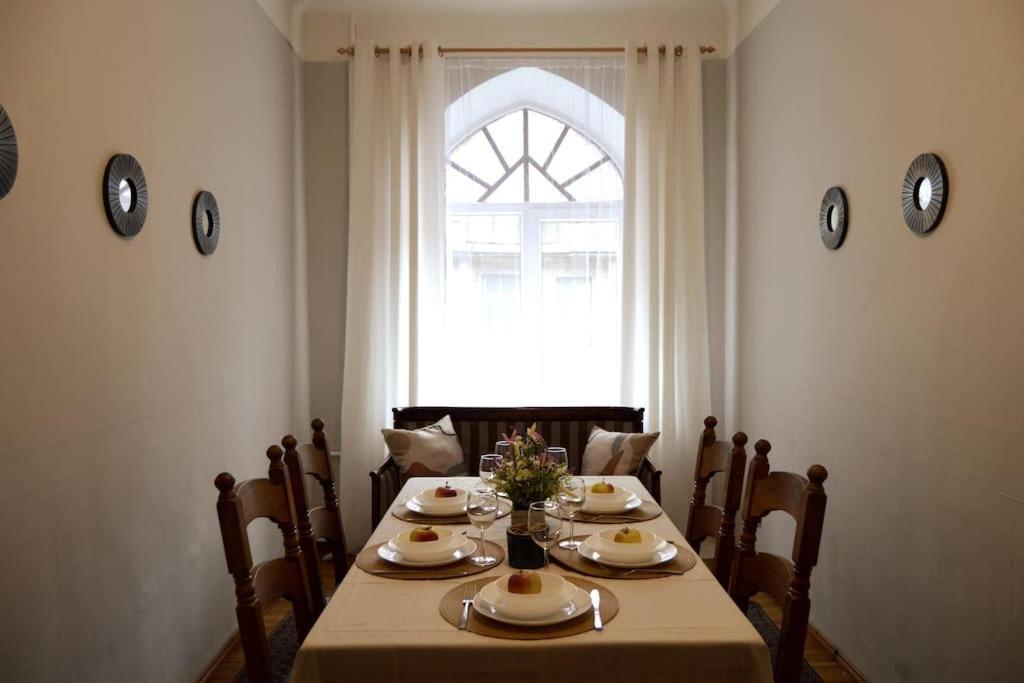 Unique Spacious Classic 3 Bedroom Midtown Apartment ! Billiard Room ! Riga Exteriör bild