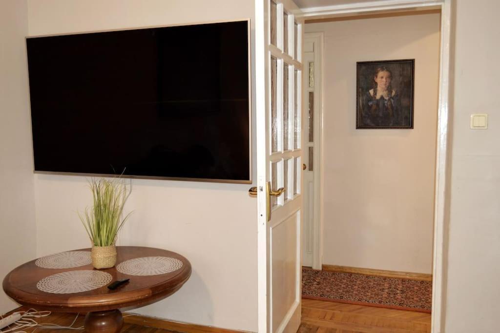 Unique Spacious Classic 3 Bedroom Midtown Apartment ! Billiard Room ! Riga Exteriör bild