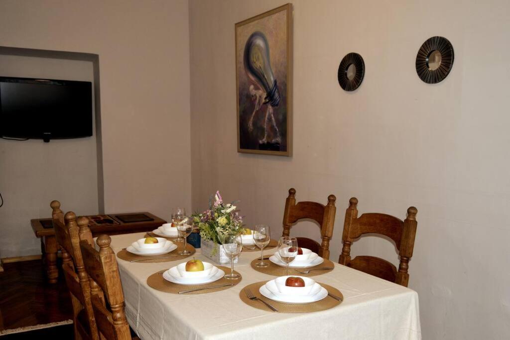 Unique Spacious Classic 3 Bedroom Midtown Apartment ! Billiard Room ! Riga Exteriör bild