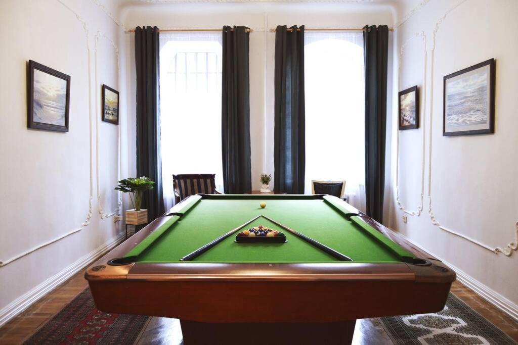 Unique Spacious Classic 3 Bedroom Midtown Apartment ! Billiard Room ! Riga Exteriör bild