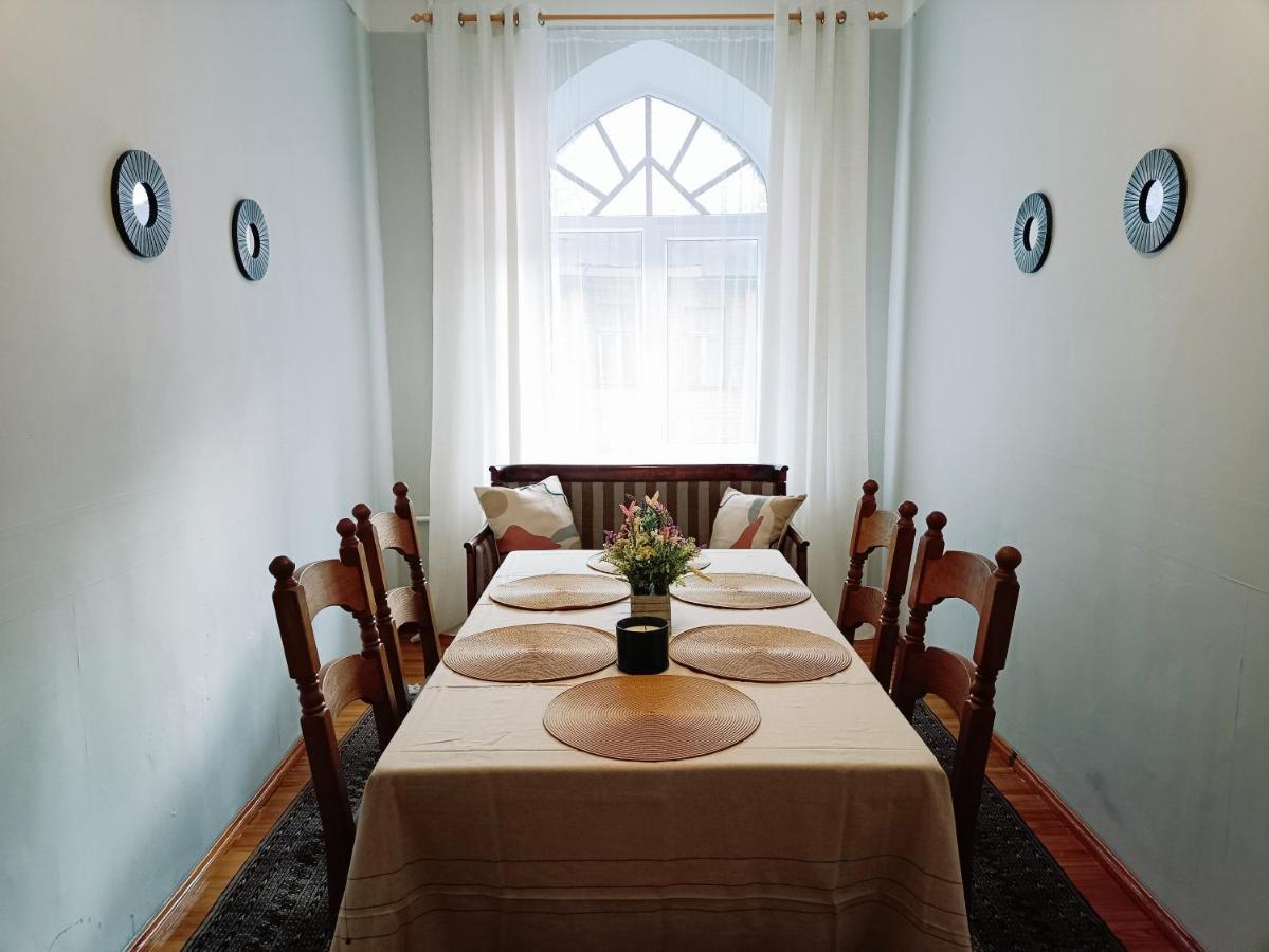 Unique Spacious Classic 3 Bedroom Midtown Apartment ! Billiard Room ! Riga Exteriör bild
